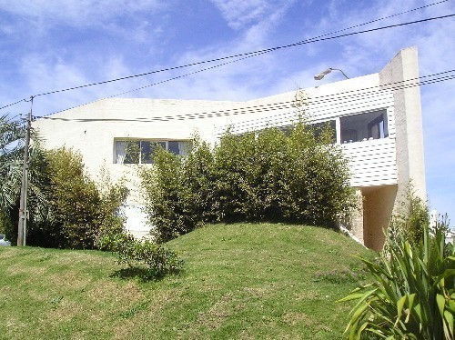 Moderna Casa en alquiler y venta, de líneas netas, en el corazón de La Barra.